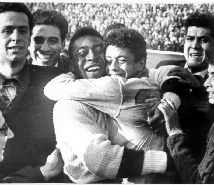 Mondiali in Cile, giugno 1962. Pel salta la finale per infortunio, ma a Santiago festeggia il titolo mondiale: il Brasile batte la Cecoslovacchia 3-1. L’abbraccio con Amarildo 